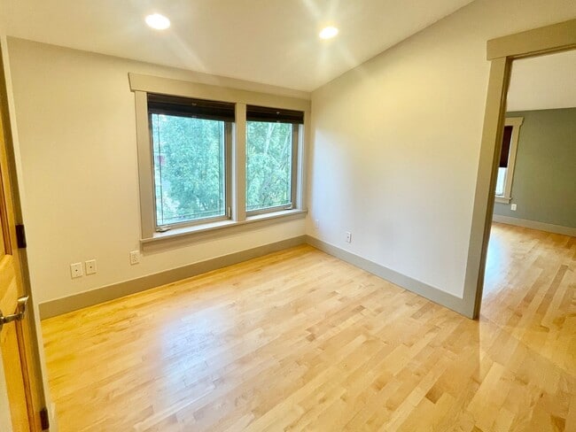 Building Photo - AVAILABLE NOW 3 BD 3.5 BA Townhome in Fremont