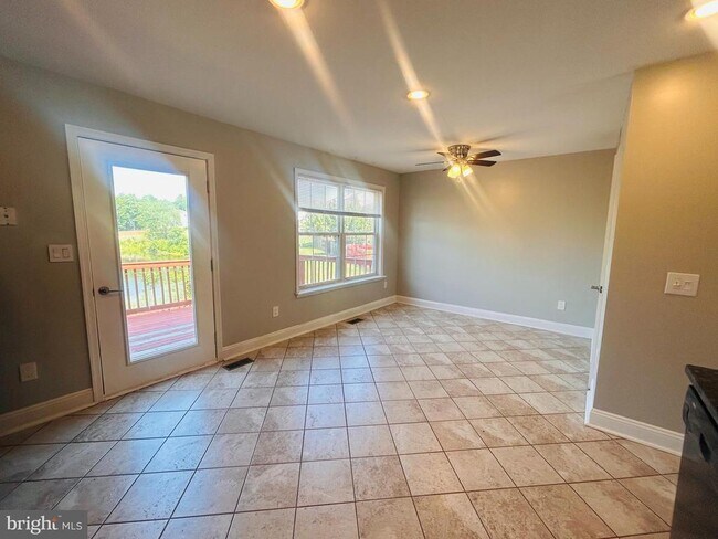 Building Photo - 400 Munsons Hill Ct