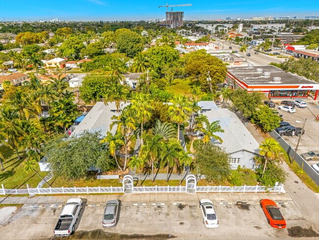 Building Photo - Bright & Updated 1-Bedroom in Prime Hollywood Location