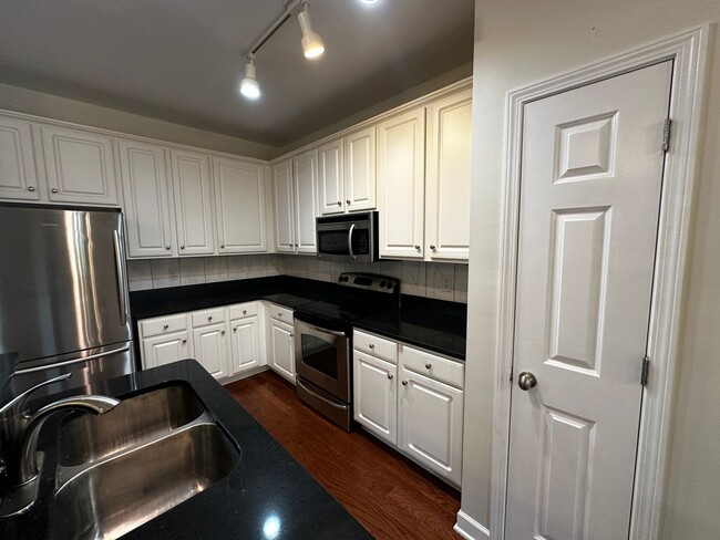 Building Photo - Market Common Townhome