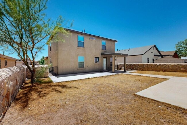 Building Photo - Two story 3 bedroom 2.5 bath in Santa Tere...