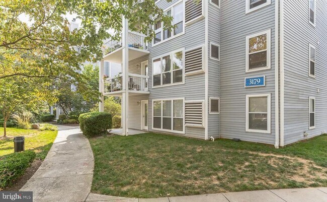 Building Photo - 3179 Summit Square Dr