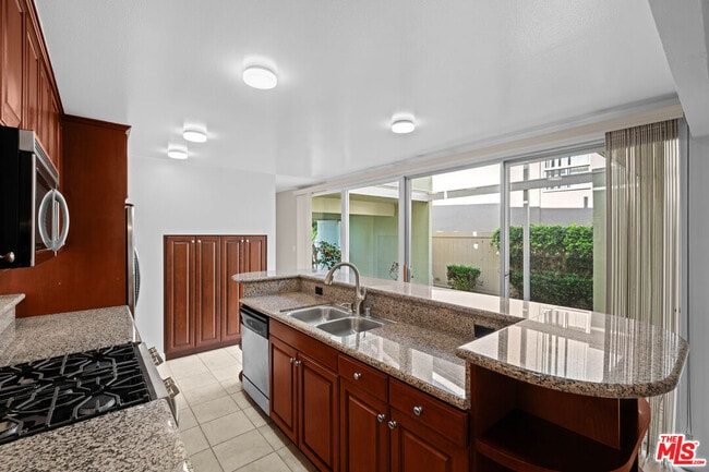 Building Photo - 4118 Del Mar Ave