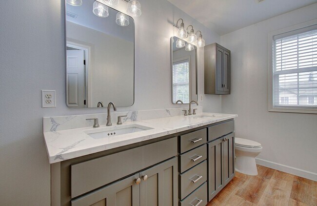 Building Photo - Large 2 Story 4bd 2.5ba Home in Vancouver
