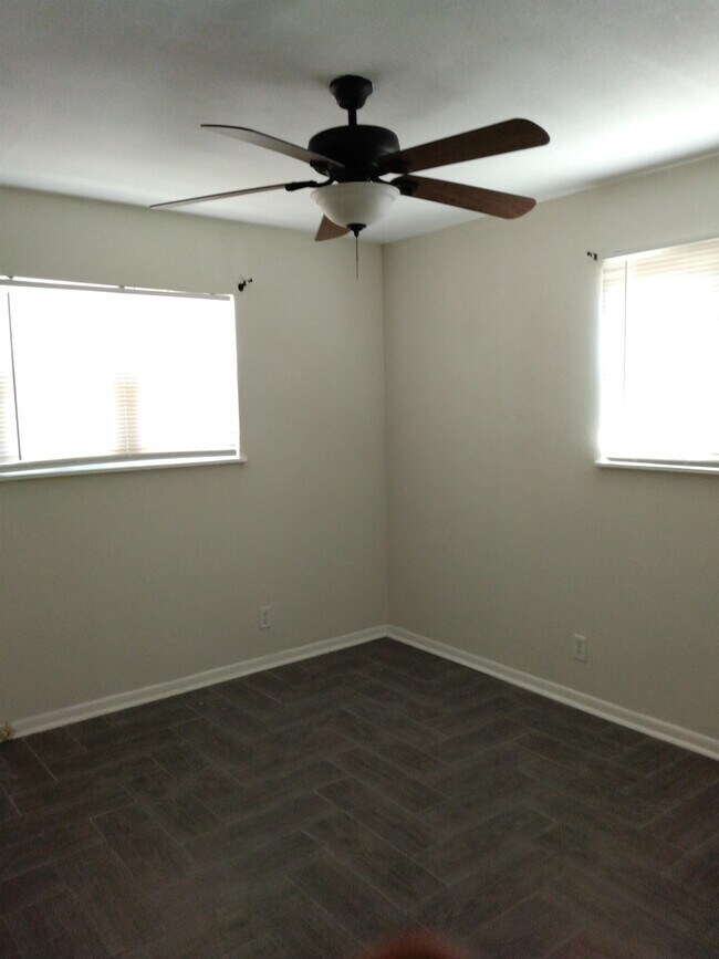 Building Photo - 1104 N Bedell Ave