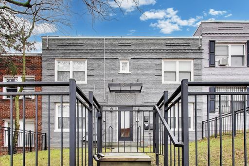 Building Photo - 924 19th St NE