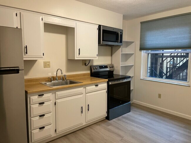 Eat-in kitchen - 5523 Ellsworth Ave