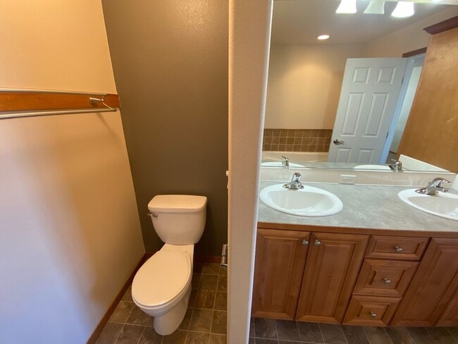 Building Photo - Centrally Located Townhouse w/ Single Car Garage!