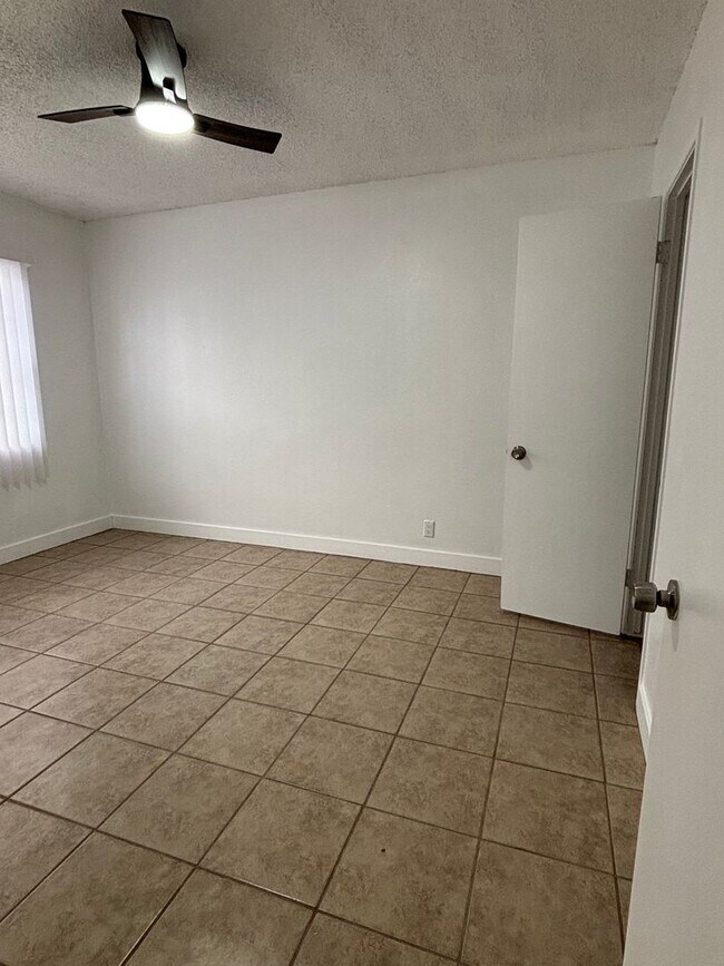 Building Photo - Charming 2 Bedroom Long Beach Apartment - Close to PCH!