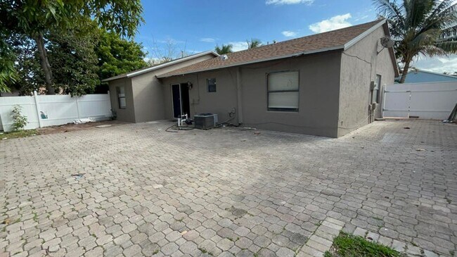 Building Photo - 7347 Pinedale Dr