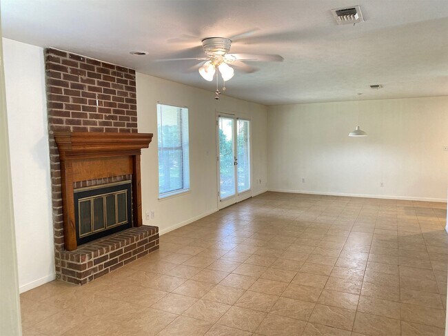 Building Photo - 2733 Davis Ave