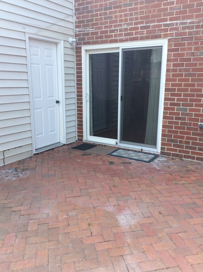 Building Photo - Spacious Townhouse Recently Updated