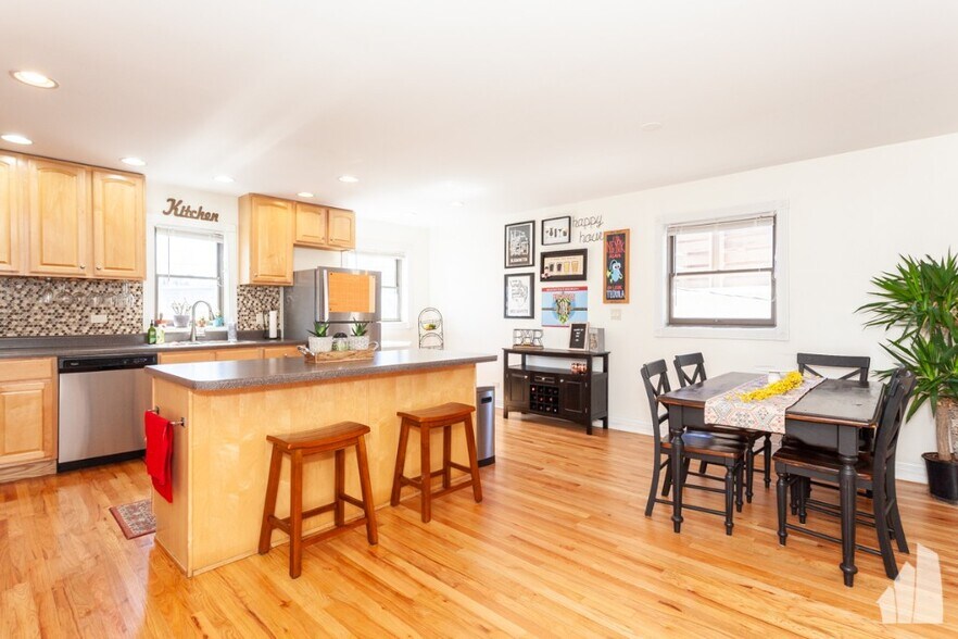 Primary Photo - 1433 W Oakdale Ave