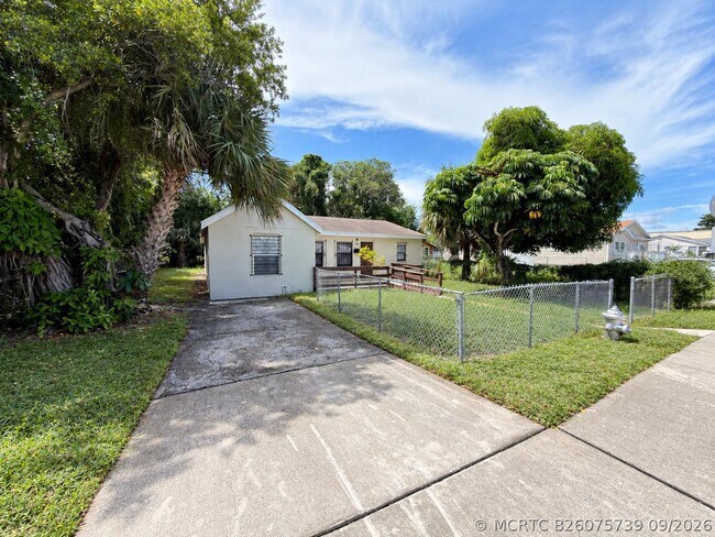 Building Photo - 706 23rd St