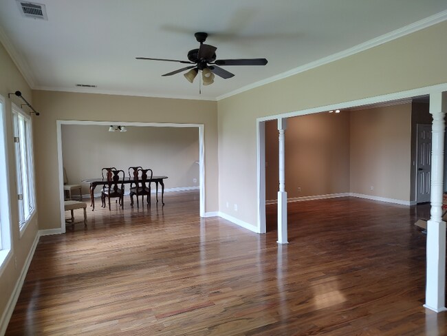 Building Photo - 304 Holly Hill Rd