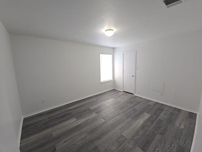 Building Photo - Spacious 4-Bedroom Home with Large Backyar...