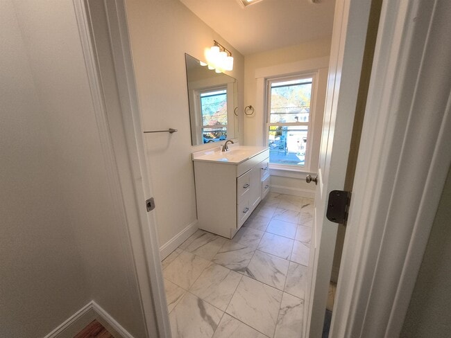 Building Photo - 386 Union Ave