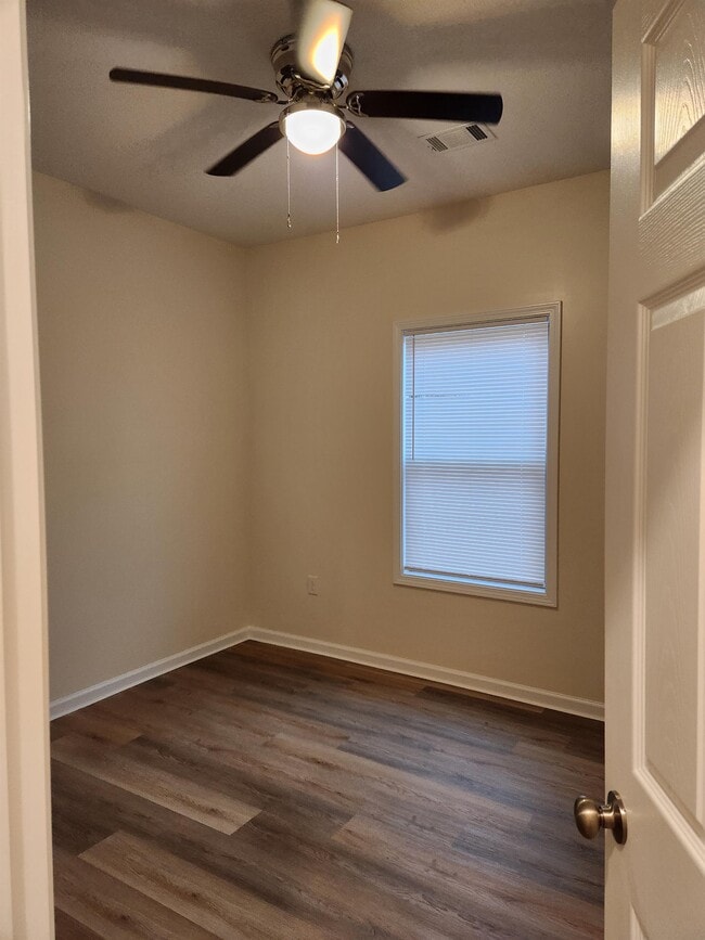 Building Photo - 719 N 5th St