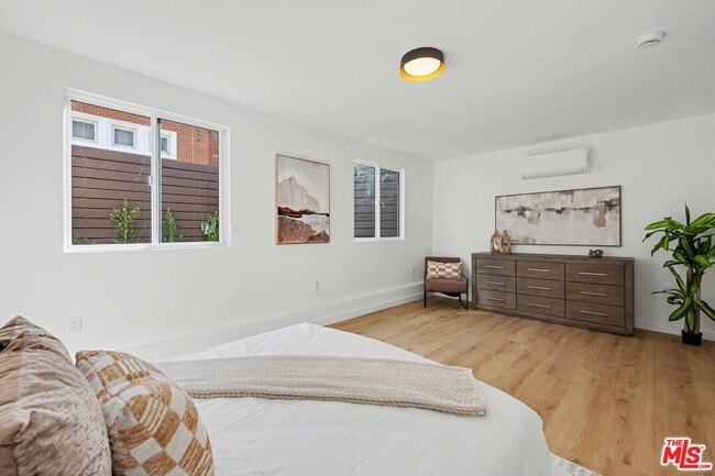 Building Photo - 2831 Overland Ave