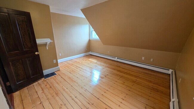 Building Photo - 547 Talbot Ave