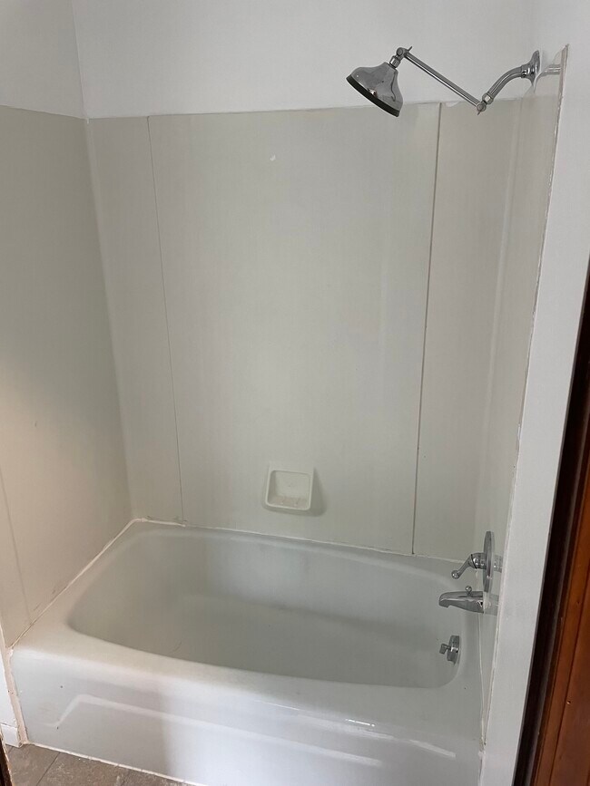 Building Photo - 1638 Saemann Ave