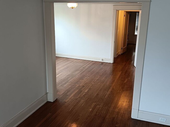 Building Photo - "Charming 2-Bedroom Retreat with Spacious Living in Cleveland Heights – 1243 Sq Ft of Comfort!"