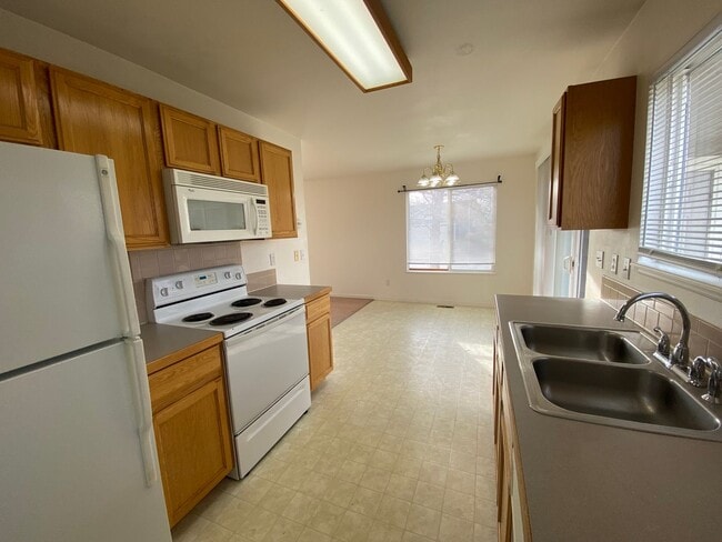 Building Photo - Bright & Inviting Wellington Townhome