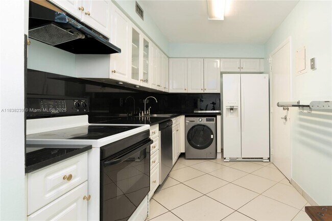 Building Photo - 6770 Indian Creek Dr