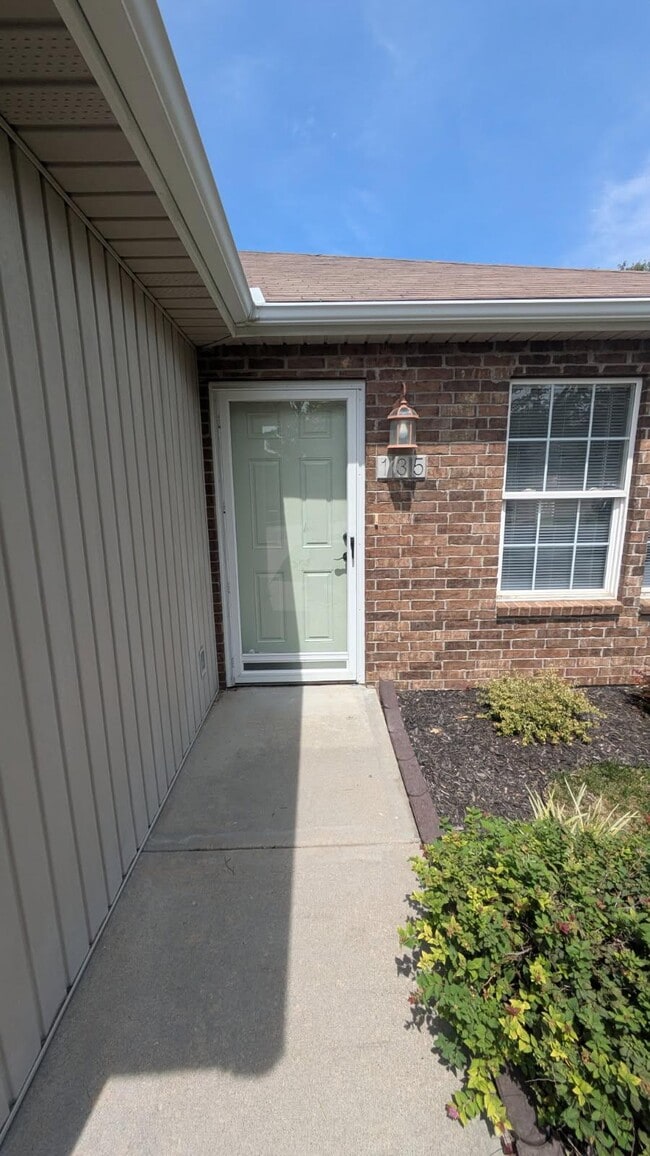 Building Photo - 135 SW Rock Gdn Ln