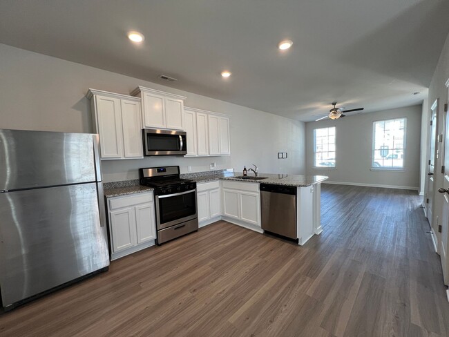 Building Photo - End unit townhome in the new Huntington Po...