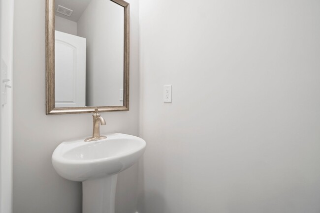 Building Photo - Like Brand New Luxury Townhome in Matthews!