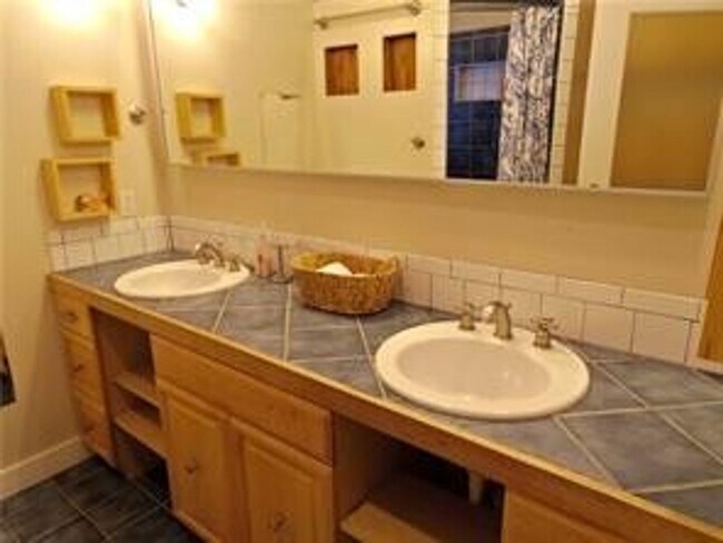 Building Photo - Available: Updated, spacious Tarrytown 4 bed / 4 bath, furnished or unfurnished