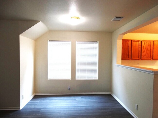 Building Photo - Beautiful 4 bedroom 3 bath 2 car garage ho...