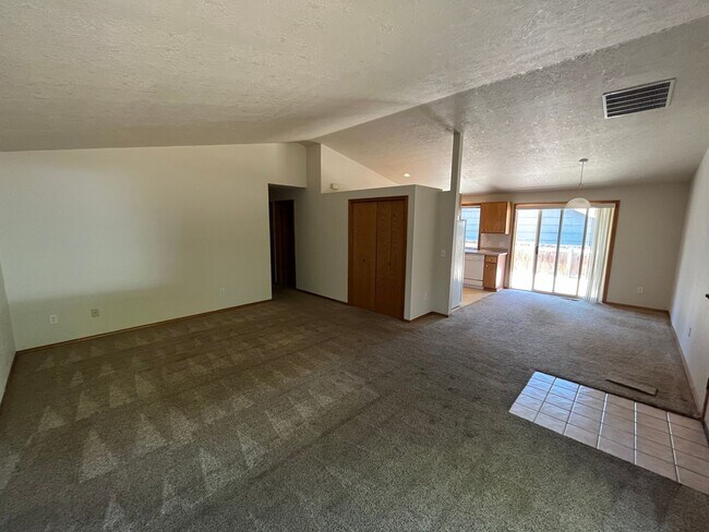 Building Photo - 565 NE Norton Ave