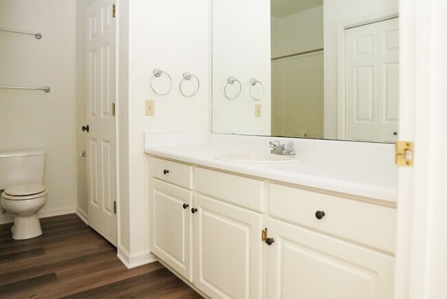 Building Photo - Two Bedroom Townhome!