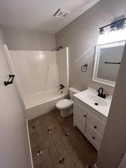 Building Photo - 503 W Tietgen St