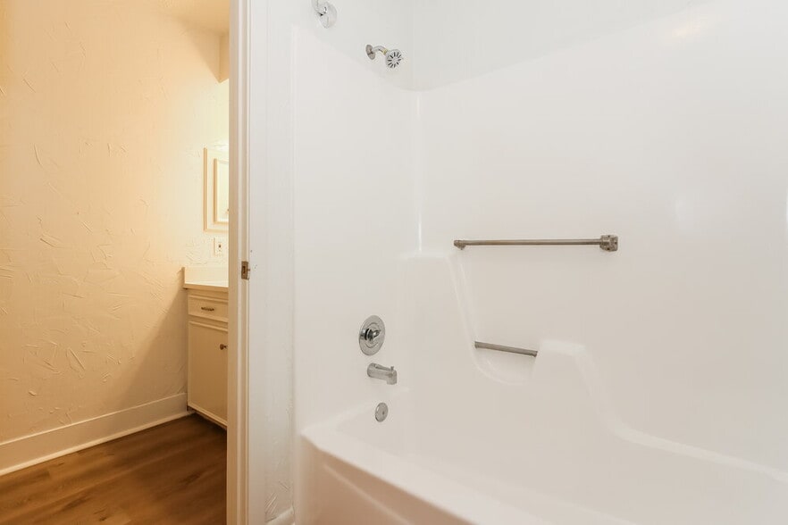 Building Photo - 2118 Maple Cir