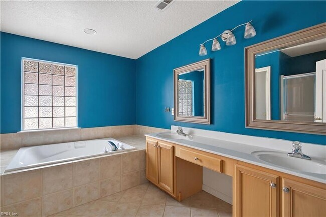 Building Photo - 4823 Lake Dr
