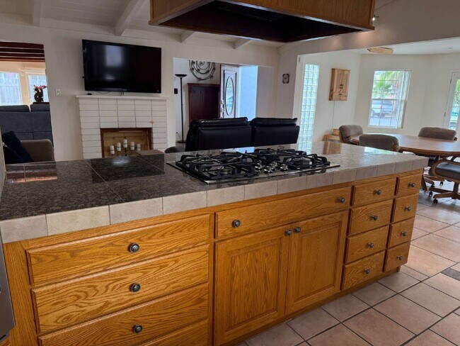 Building Photo - 5360 El Arbol Dr