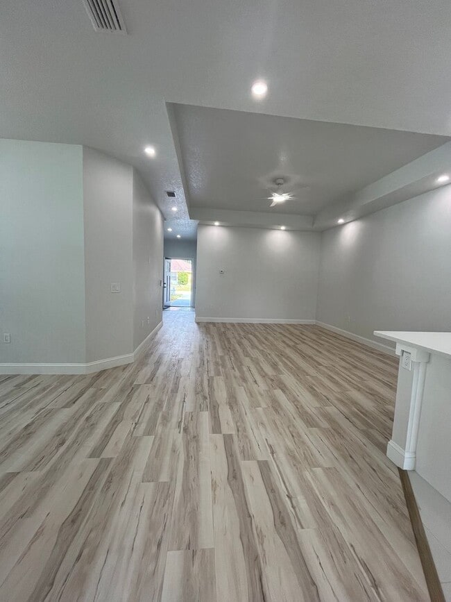 Building Photo - BEAUTIFUL BRAND NEW DUPLEX!!