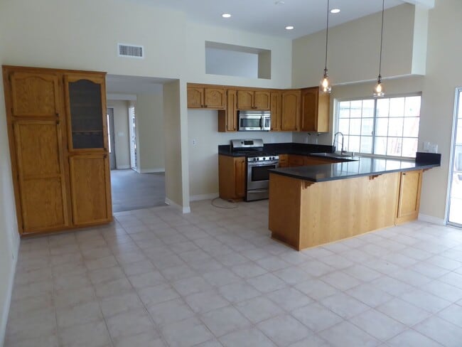 Building Photo - 3 Bedroom Pool Home in Saugus!
