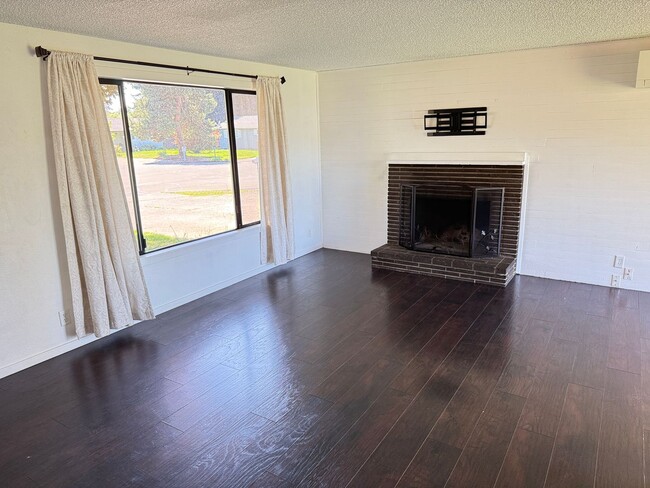 Building Photo - Discover this 3-bedroom 2-bathroom house in a great neighborhood!
