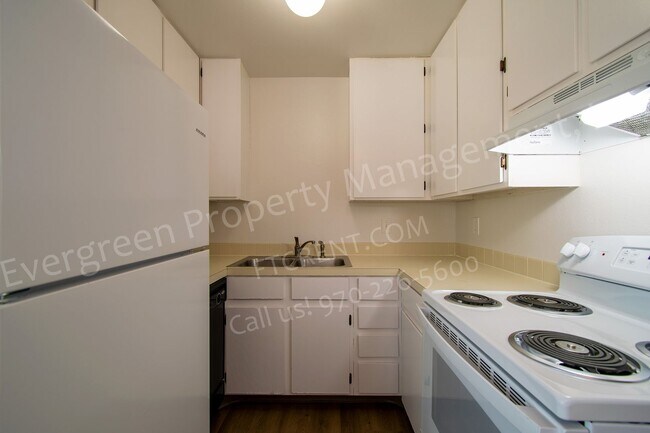 Building Photo - 3950 Manhattan Ave