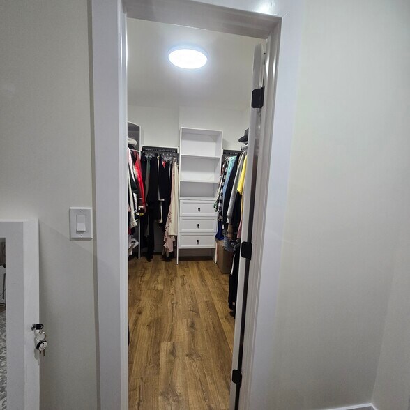 Building Photo - 916 S Sherbourne Dr