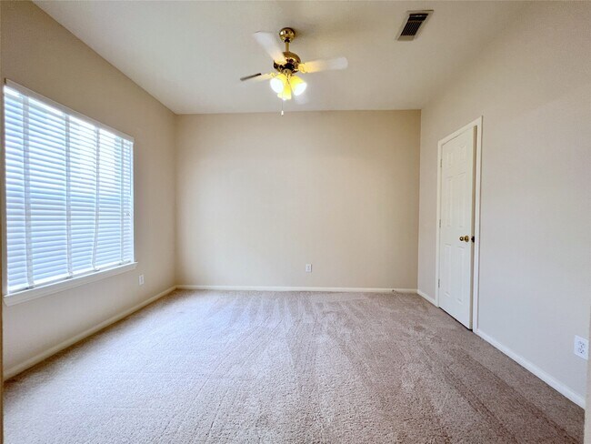 Building Photo - 4723 Silverlake Dr