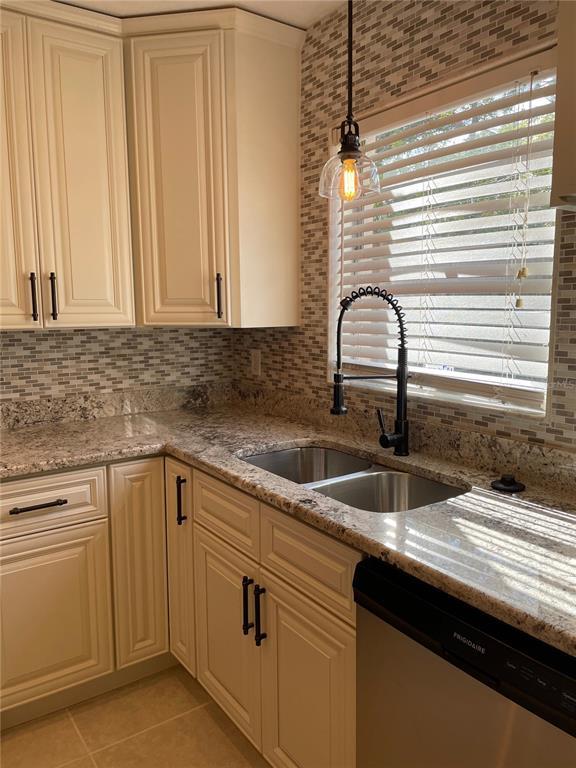 Building Photo - 1424 Chesterfield Dr