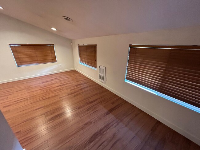 Building Photo - Rare 4BD/2BA Duplex Coming Available in November!