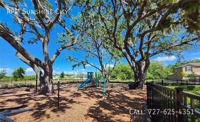 Building Photo - Extra Large Bungalow, with pool, basketbal...