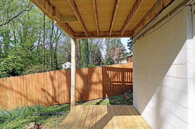 Building Photo - Student-Friendly Fry's Spring Duplex