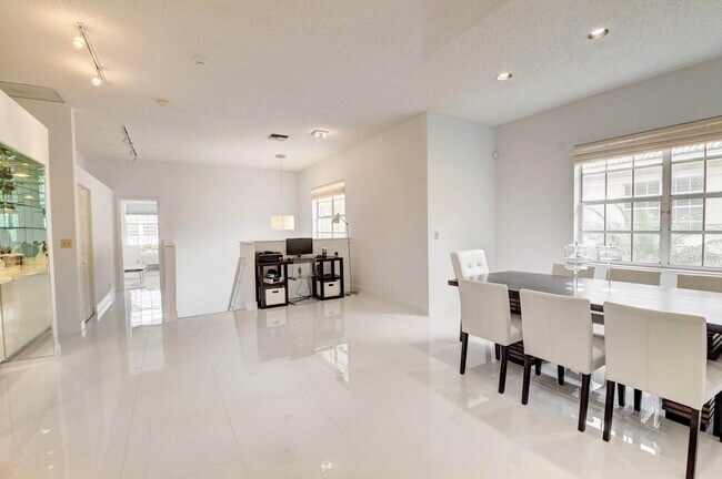 Building Photo - 5190 Lake Catalina Dr